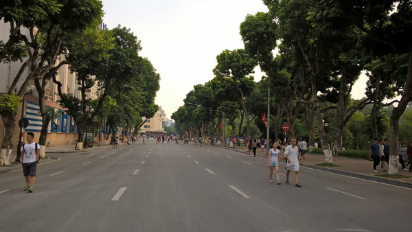 Triển khai phố đi bộ: Sáng vắng vẻ, tối tấp nập ảnh 1